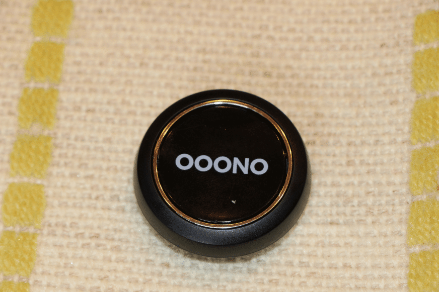 Der Ooono CO-DRIVER NO1 Verkehrsalarm liegt auf dem Tisch